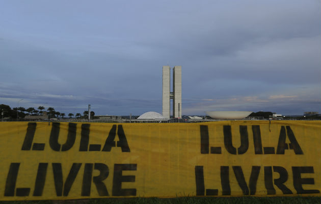 En esta pancarta se exige que el expresidente Luiz Inácio Lula da Silva, siga libre. FOTO/AP