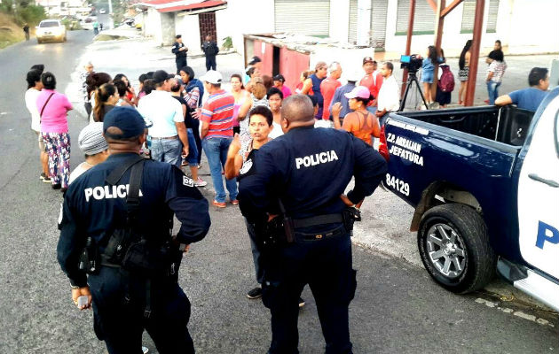 Los lugareños molestos exigen respuestas. Foto: Raimundo Rivera.  