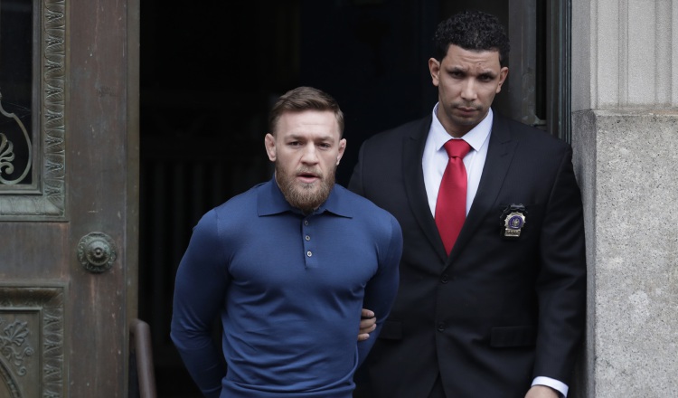 Conor McGregor (izq.), en las afueras del departamento de policía en Nueva York. 