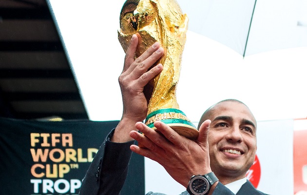 David Trezeguet con la Copa del Mundo.