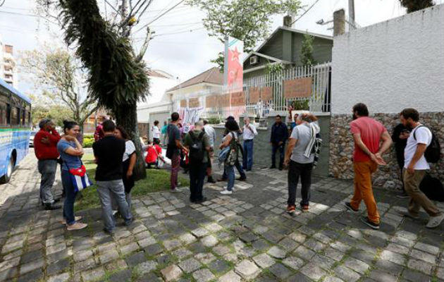 Partidarios del expresidente fueron registrados frente a la sede del Partido de los Trabajadores. Foto: EFE