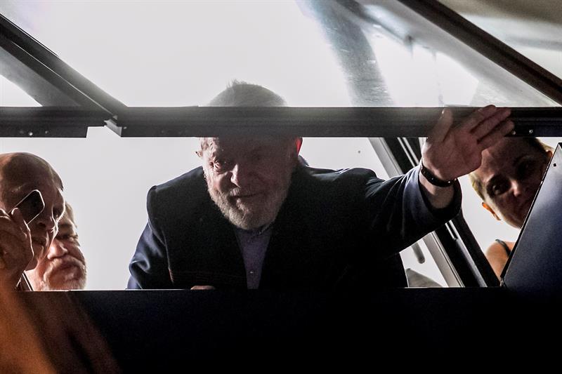 Lula da Silva saluda a los militantes del Partido de los Trabajadores