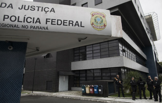 Policías federales hacen guardia. Se espera la llegada de Luiz Inácio Lula da Silva. Foto: AP 