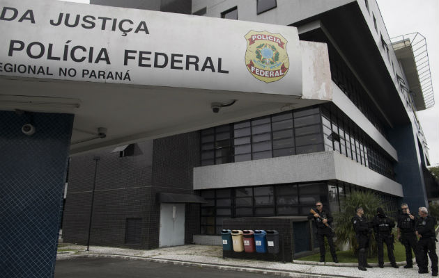 Policías federales hacen guardia. Se espera la llegada de Luiz Inácio Lula da Silva. Foto: AP