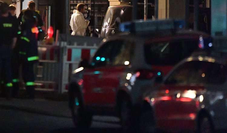 Equipo forense en el área del atropello. AP