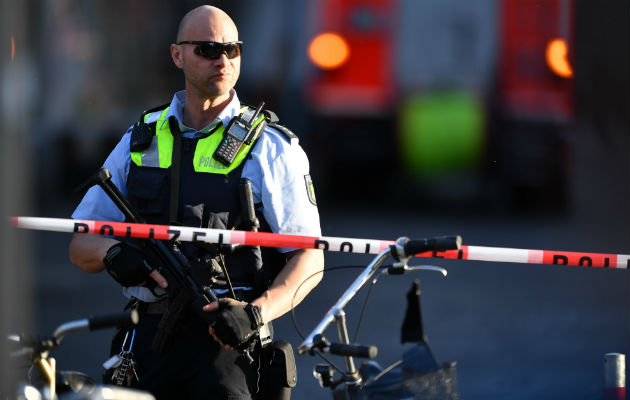 Miembros armados de la Policía Especial Alemana vigilan en la ciudad de Muenster, Alemania. FOTO/AP