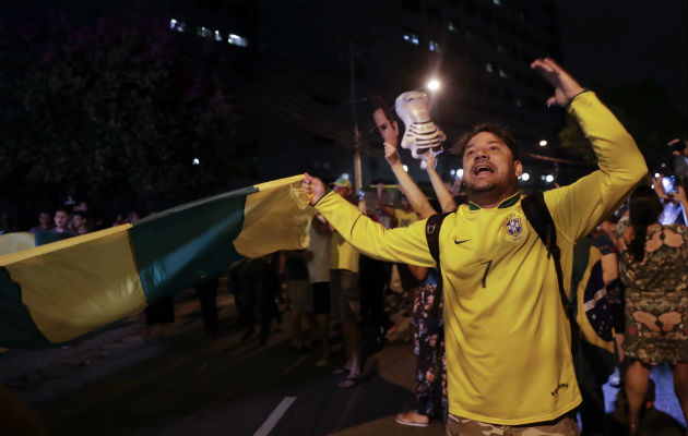 Detractores de Lula celebran en las calles su detención. FOTO/AP
