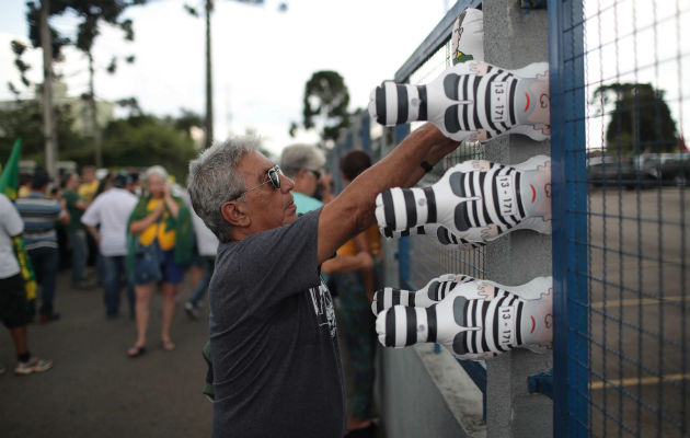 Manifestantes colocan muñecos del juez Sergio Moro y del expresidente brasileño Luiz Inácio Lula da Silva, a la entrada de la sede de la Policía Federal. FOTO/EFE