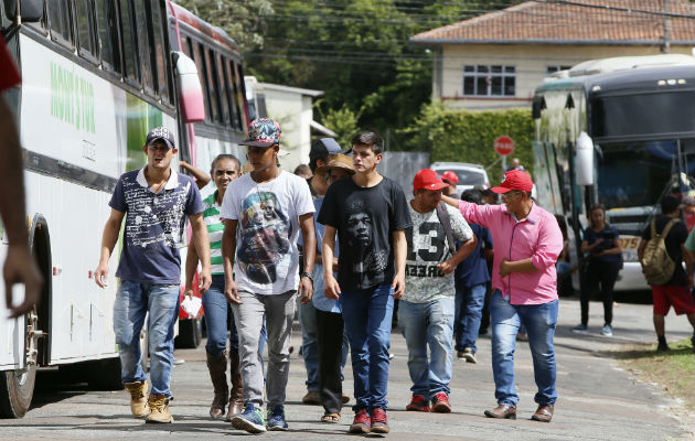 Simpatizantes del expresidente Luiz Inácio Lula da Silva acampan cerca de la cárcel de Curitiba. FOTO/EFE