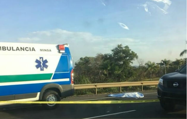 El padre murió en el lugar del accidente y el hijo está delicado. 