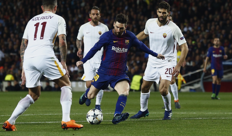 Messi recibe marcación dura en el partido de ida jugado en Barcelona. AP