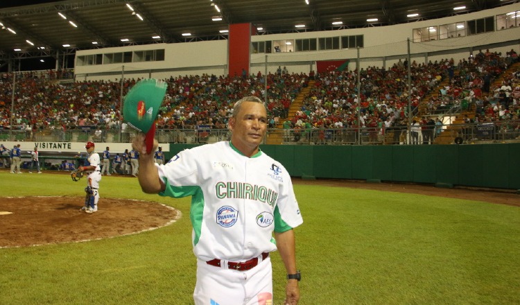 Batista saluda al público chiricano en el Kenny Serracín. Mayra Madrid