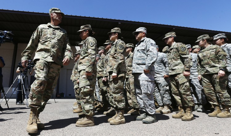 Miembros de la Guardia Nacional de Arizona se preparan para apoyar en la frontera con México. AP