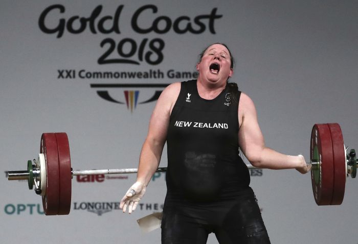 Laurel Hubbard al momento de su lesión. Foto AP