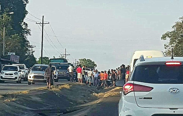 Personas que pasaban por el lugar tuvieron que auxiliar a los heridos. Foto: Raimundo Rivera