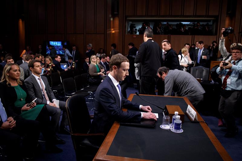 El presidente de Facebook, Mark Zuckerberg, comparece ante el Senado estadounidense en Washington D.C. Foto: EFE