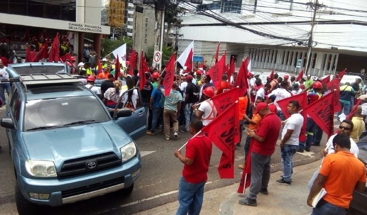 Ayer, los trabajadores realizaron un piquete afuera de la Capac. Cortesía