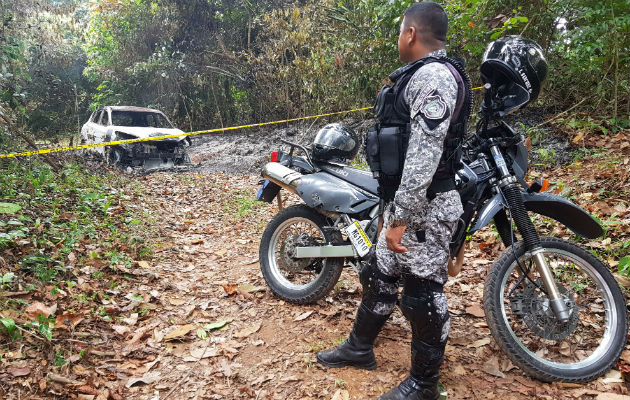 Una unidad de la policía junto al auto. Foto: Delfia Cortez. 