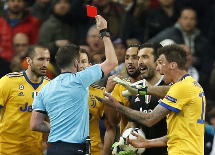 Gianluigi Buffon ve la tarjeta roja. Foto AP