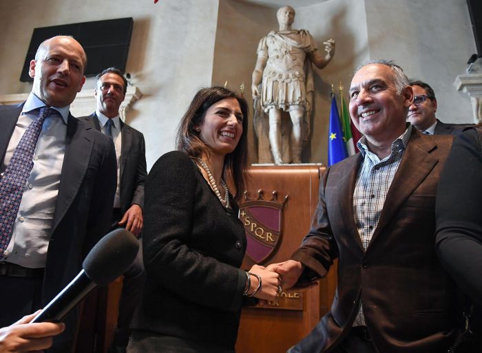 James Pallotta junto a la alcaldesa Virginia Raggi. Foto AP