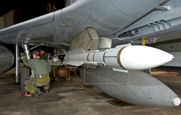 Un piloto y a un técnico haciendo diversas comprobaciones en un avión Mirage 2000-5. Foto: EFE