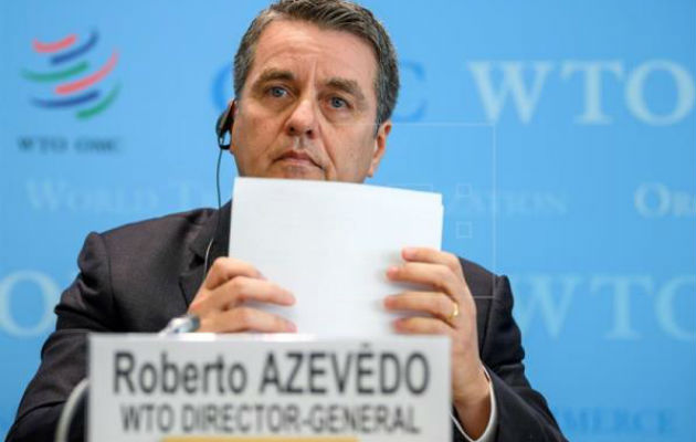 El director general de la Organización Mundial de Comercio (OMC), Roberto Azevêdo (c), presenta en rueda de prensa las perspectivas del comercio mundial para este año 