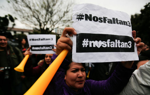 La población ecuatoriana exige justicia, ante el secuestro de tres periodistas. 