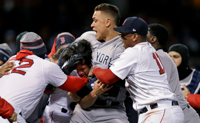 Aaron Judge agarra al relevista Joe Kelly de los Medias Rojas de Boston con una llave en la cabeza luego de que Kelly golpeara a Tyler Austin de los Yanquis. Foto:AP