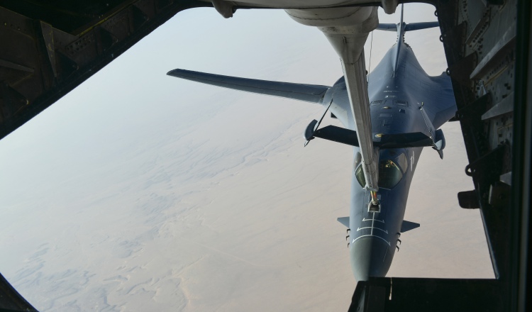 Un bombardero B-1 de la Fuerza Aérea de los EE. UU. Se separa de la plataforma. FOTO/AP