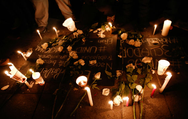 Ecuatorianos realizan vigilias por los tres periodistas asesinados. FOTO/EFE