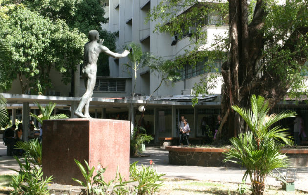 Estatua Hacia la luz en la Up. Foto. Archivo.