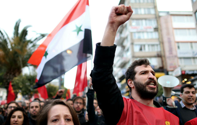 Ciudadanos salen a la calle para apoyar a su líder Bachar Al Assad. FOTO/AP