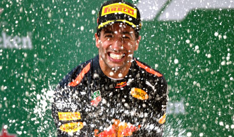 El piloto australiano Daniel Ricciardo (Red Bull) celebra su victoria.  EFE