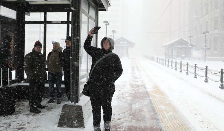 Esperan el metro en medio del frío. AP