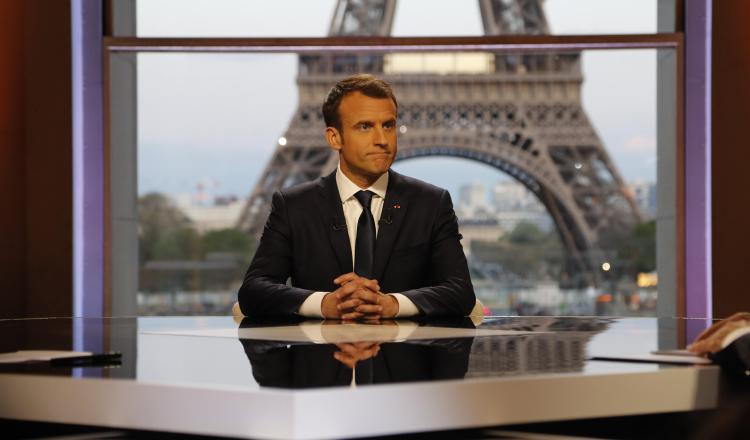 El presidente francés Emmanuel Macron antes de una entrevista especial sobre el ataque a Siria. AP