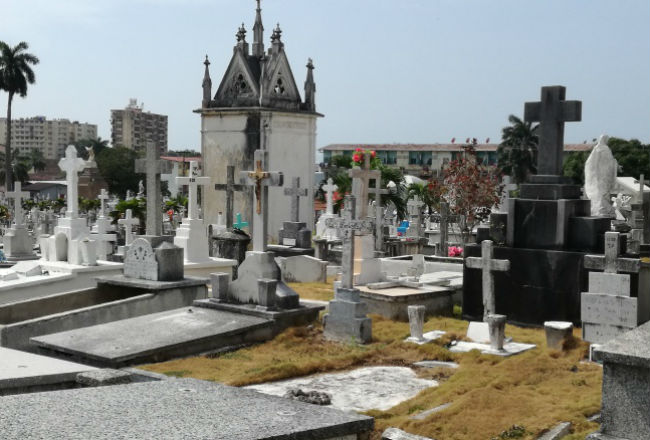 Todos los días deben recorrer los senderos para asegurarse de que no haya irregularidades con el patrimonio natural. Foto: Cortesía