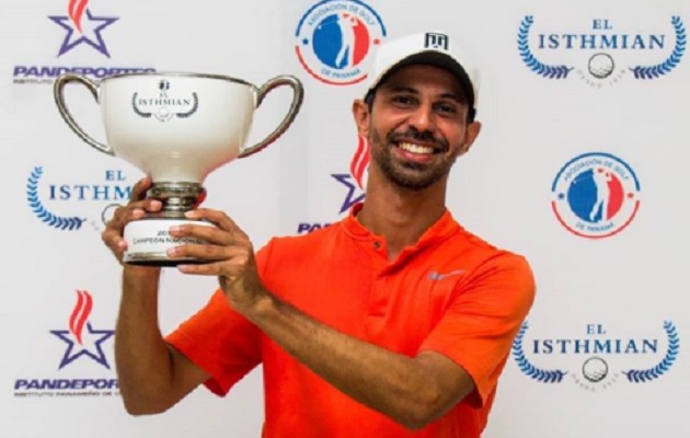 Ordóñez junto a la copa de campeón.