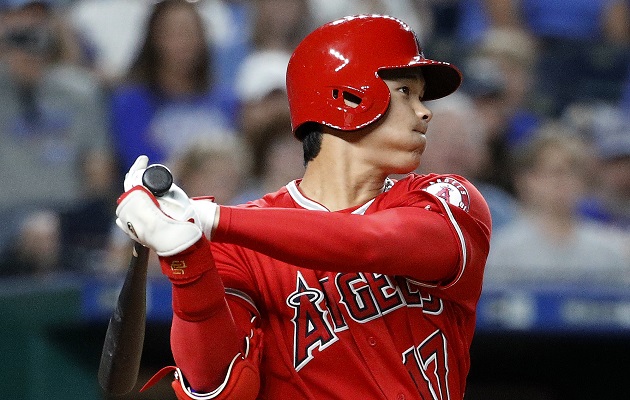 Shohei Ohtani batea y lanza a gran nivel.