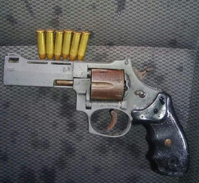 Arma con municiones.