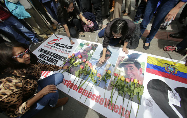 La población está indignada por el asesinato del equipo del diario El Comercio. FOTO/EFE