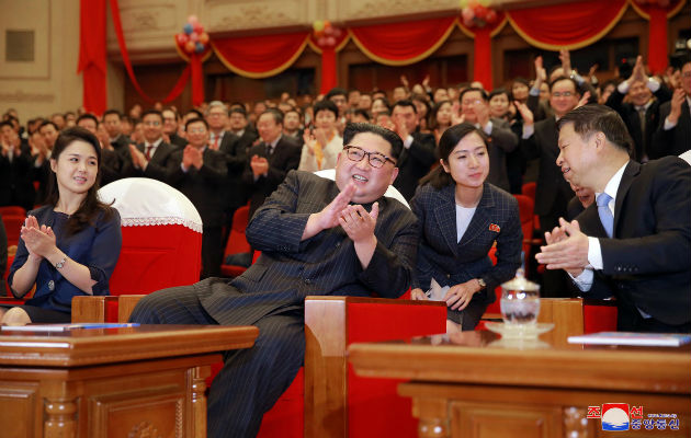 Kim Jong-un, disfruta de la función ofrecida por el elenco de artistas del Destacamento Rojo de Mujeres. FOTO/AP