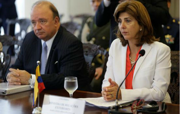 La canciller colombiana, María Ángela Holguín (d), y el ministro de la Defensa colombiano, Luis Carlos Villegas. Foto: EFE