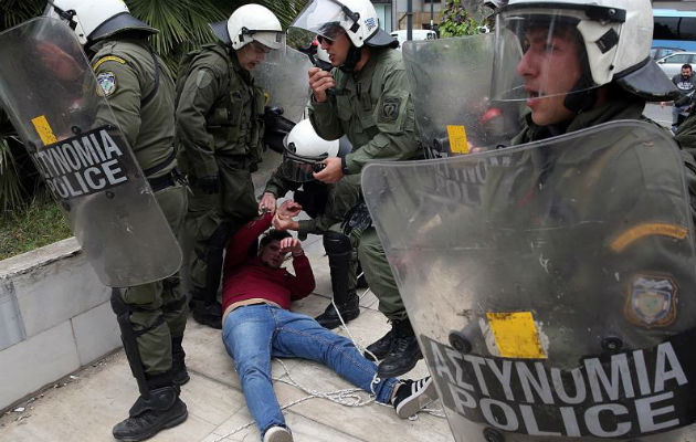 Un estudiante, afiliado al partido comunista, es arrestado. Foto: EFE  