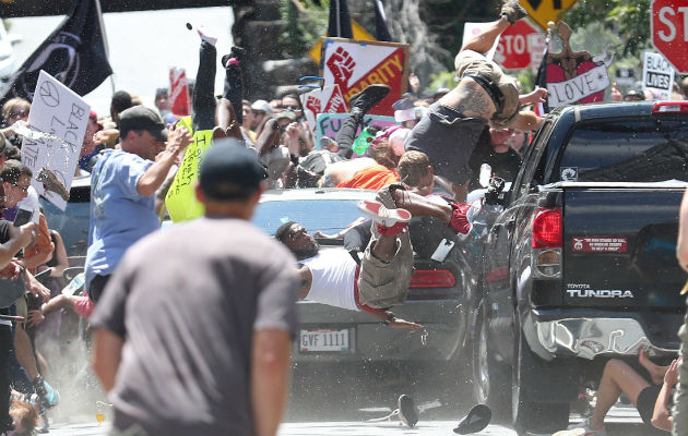 La fotografía de Ryan M. Kelly donde un vehículo atropella a un grupo de manifestantes a lo largo de la una calle en Charlottesville, ganó un Pulitzer. FOTO/EFE