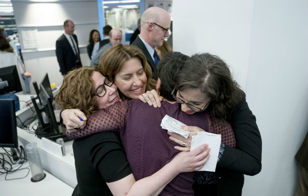 Las escritoras Alice Crites, Stephanie McCrummen, Amy Gardner, and Beth Reinhard, celebran el galardón. FOTO/AP