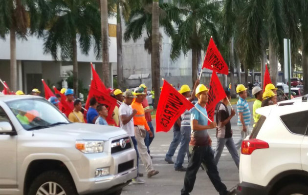 Miembros del Suntracs en protesta.