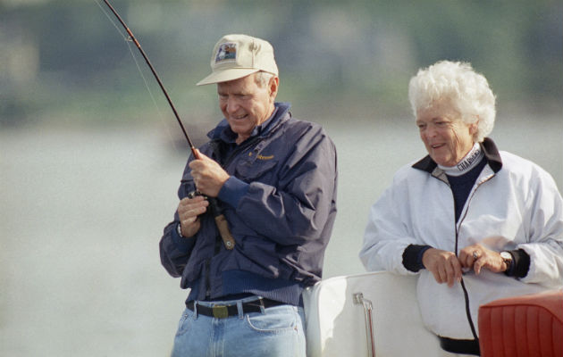 Bárbara Bush, junto a George Bush, en un día de pesca. FOTO/AP