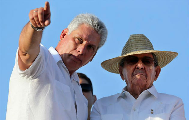Miguel Díaz-Canel junto a Raúl Castro. Foto: EFE