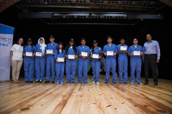 Los 10 estudiantes que obtuvieron los mejores puntajes y que continuarán en la competencia. Foto: Cortesía/Senacyt