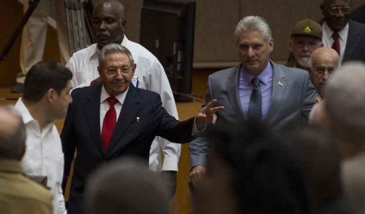 El presidente Raúl Castro junto a su posible sucesor Miguel-Díaz-Canel, en la sesión parlamentaria. AP